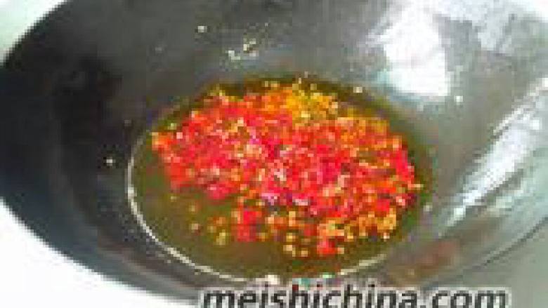 教你们做《酸菜鱼》,16. 花椒和辣椒捞出 放在鱼片上，青<a style='color:red;display:inline-block;' href='/shicai/ 86663'>红辣椒</a> 撒在鱼片上。