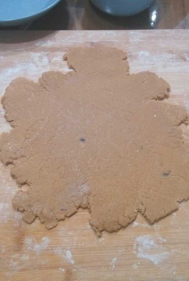 姜饼饼干,取出后，杆成薄片，用模具压出各种花型。剩下的边角料，可以再次揉成面团，需静置20分钟，再次造型。20克蛋液，40克水，混合成蛋液水，刷在饼干表面。