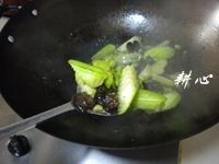 毛豆炒丝瓜木耳,煸炒至收汁,熄火盛出