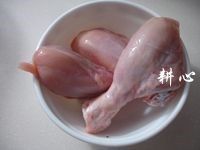 人参鸡汤,<a style='color:red;display:inline-block;' href='/shicai/ 92'>鸡腿</a>洗净,去皮。