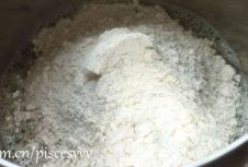 培根芝士卷,将除<a style='color:red;display:inline-block;' href='/shicai/ 887'>黄油</a>外的所有原料放在一起，揉至面筋扩展、表面光滑