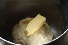 培根芝士卷,加入黄油揉至扩展阶段，放温暖处进行基础发酵