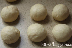 培根芝士卷,将面团排气后，分割成50g每份的剂子，滚圆后松弛15分钟