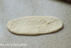 培根芝士卷,松弛结束后，将面团擀开成长条形