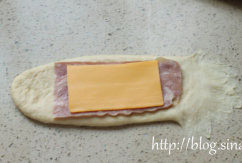 培根芝士卷,翻面后，放入<a style='color:red;display:inline-block;' href='/shicai/ 443'>培根</a>及芝士片，压薄底边