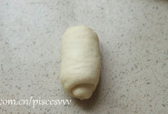 培根芝士卷,卷起后，收口朝下，排入烤盘