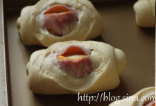 培根芝士卷,发酵结束后，表面刷蛋液，撒适量香葱末