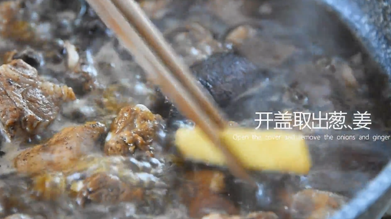 100%成功一学就会的秘诀——糖醋小排,开盖取出葱、姜,再关盖煨10分钟