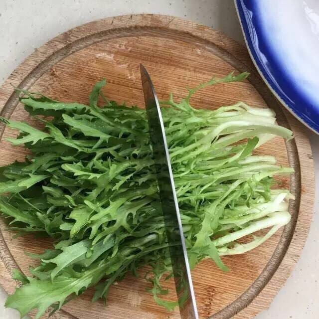 油醋汁瘦身沙拉,苦菊沥干水份,从中间断开方便食用