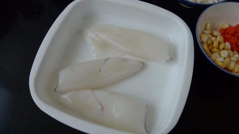 鱿鱼饭卷,鱿鱼取出内脏清理干净,待用