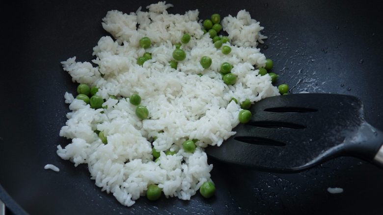 鱿鱼饭卷,下<a style='color:red;display:inline-block;' href='/shicai/ 456'>青豆</a>与饭一起,小火炒2分钟
