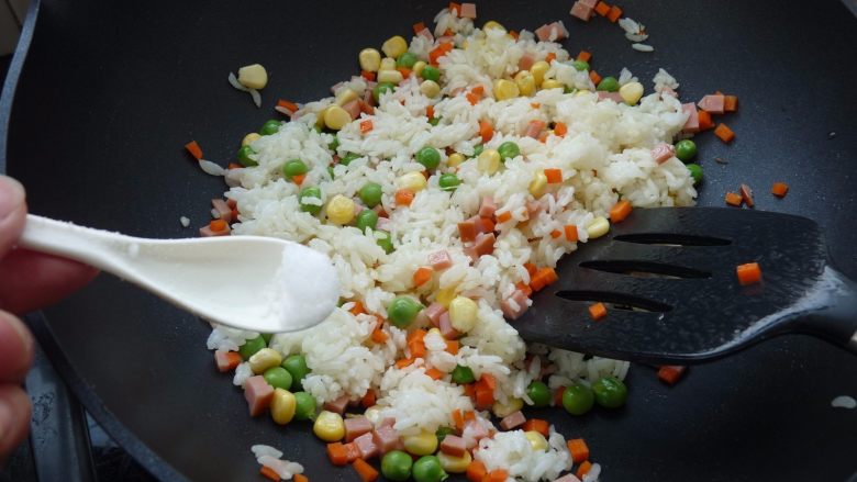 鱿鱼饭卷,炒2分钟左右,下小许的盐