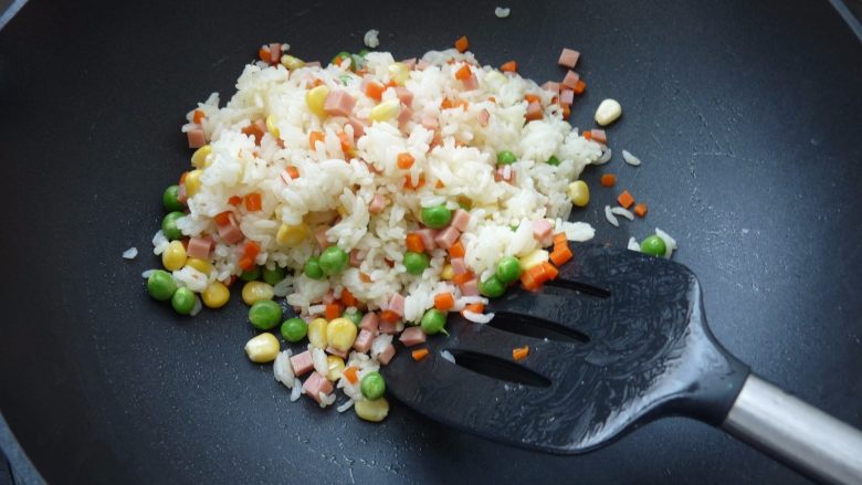 鱿鱼饭卷,拌炒均匀后,关火晾至常温