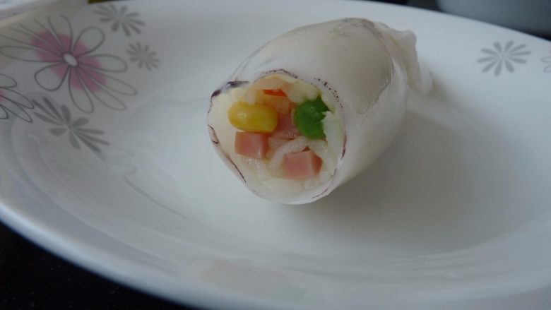 鱿鱼饭卷,取鱿鱼,把炒过的饭塞在里面,尽量放多点材料在里面