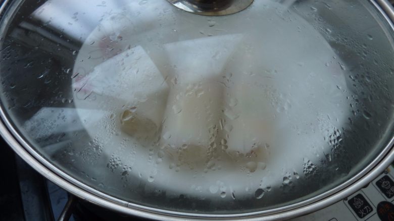 鱿鱼饭卷,沸水入锅,蒸8分钟,关火