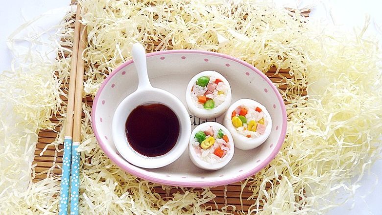 鱿鱼饭卷,取酱油、山茶油放一小碟内,把鱿鱼饭卷蘸点食用