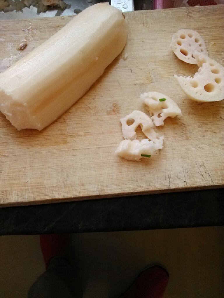 藕泥肉圆,刨子去皮,一切二