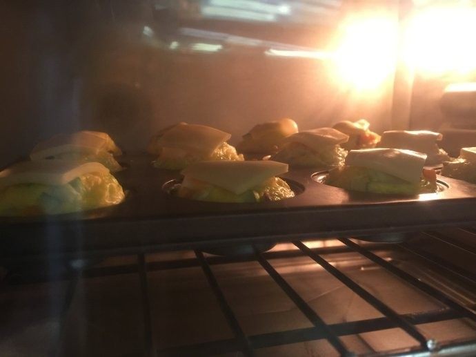 果仁面包碗,烤箱上火190度小火120度预热5分钟,烤前喷些水,中层烤6分钟即可。