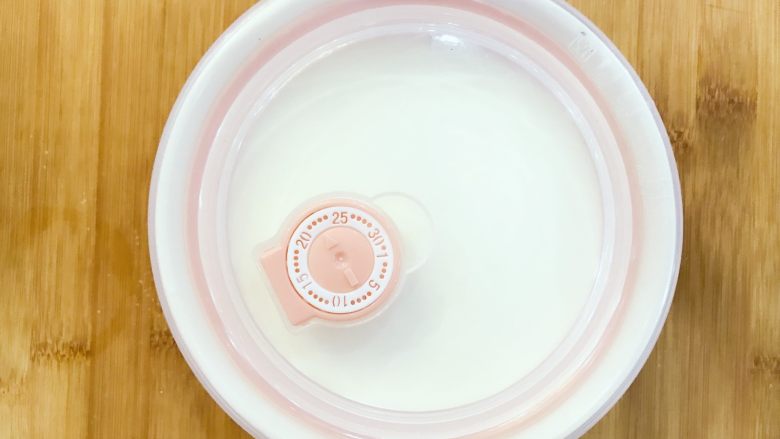 宝宝辅食:自制酸奶-12M+ ,盖上盖子,小芽用了盖子,但更建议用保鲜膜封口哈。
