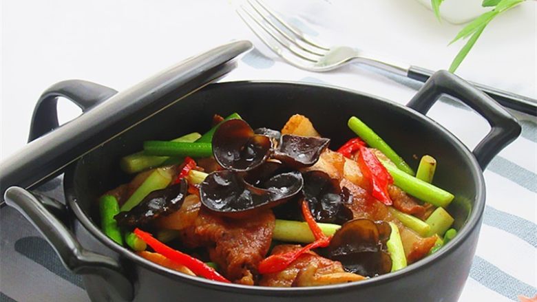 五花肉炒蒜薹,装盘,美味即享