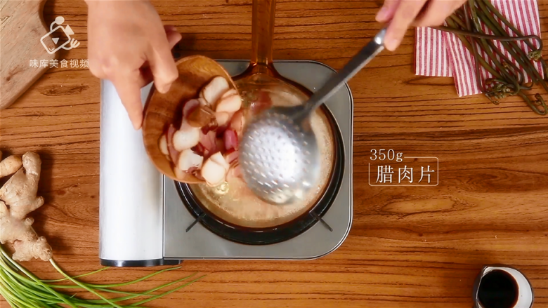 腊肉炒蕨菜,鲜香脆嫩超好吃,再将350g<a style='color:red;display:inline-block;' href='/shicai/ 436'>腊肉</a>焯水