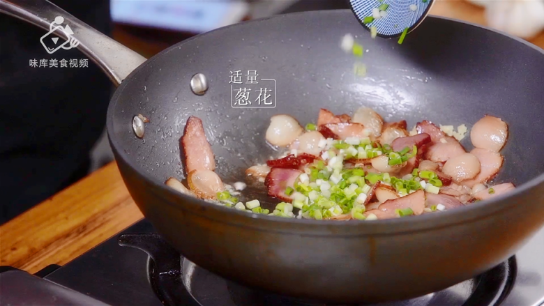 腊肉炒蕨菜,鲜香脆嫩超好吃,葱花翻炒出香