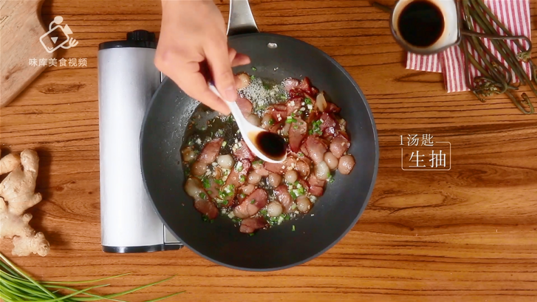 腊肉炒蕨菜,鲜香脆嫩超好吃,加1汤匙<a style='color:red;display:inline-block;' href='/shicai/ 788'>生抽</a>