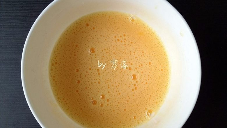 香椿厚蛋烧,<a style='color:red;display:inline-block;' href='/shicai/ 9'>鸡蛋</a>磕进碗里,调入适量盐,用手动打蛋器搅拌均匀;