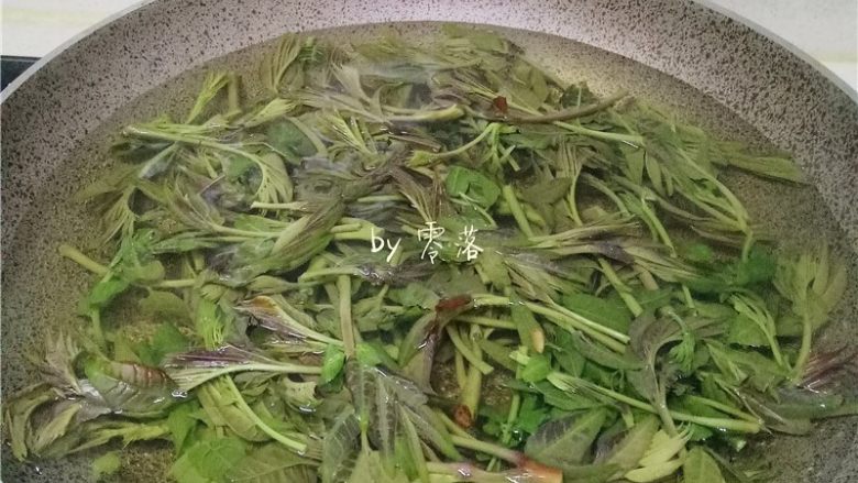 香椿厚蛋烧,放入香椿焯水;