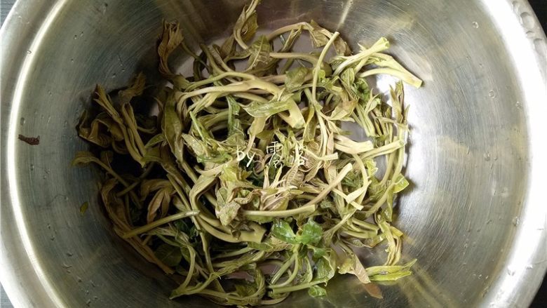 香椿厚蛋烧,香椿变绿,有香气飘出时,立即捞出,用清水冲洗;焯水时间不宜过长;