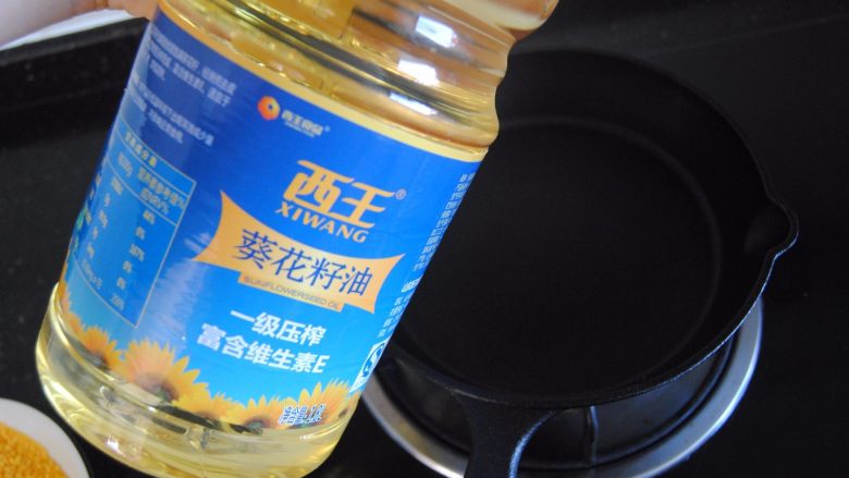 黑椒鸡米花,中小火热锅,小锅内放入大约2.5cm高的葵花籽油