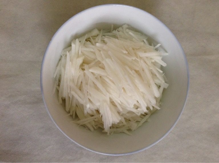 家庭版萝卜丝饼,白<a style='color:red;display:inline-block;' href='/shicai/ 24'>萝卜</a>洗净，去皮，切丝，放盐腌制片刻，