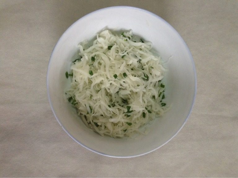 家庭版萝卜丝饼,加入蒜叶拌匀
