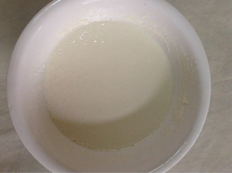 家庭版萝卜丝饼,<a style='color:red;display:inline-block;' href='/shicai/ 519'>面粉</a>加适量的水调成面糊