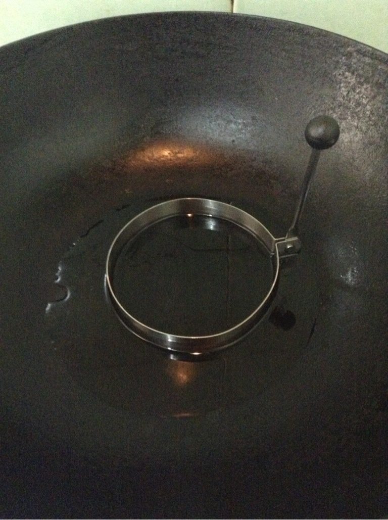 家庭版萝卜丝饼,锅子烧热放入煎蛋器，倒入油