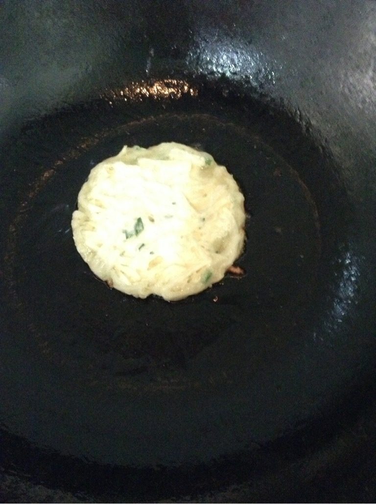 家庭版萝卜丝饼,煎片刻，拿掉煎蛋器，翻面煎，两面煎至金黄色即可