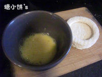 培根吐司挞,<a style='color:red;display:inline-block;' href='/shicai/ 9'>鸡蛋</a>打散~在两片吐司之间抹点蛋液让它们粘住后送入预热好200℃的烤箱烘烤