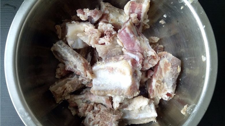 蒜香腊排骨,排骨洗净,斩块;