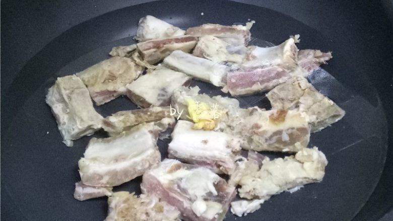 蒜香腊排骨,锅里倒入适量清水,放入排骨,老姜,花椒,大火烧开;