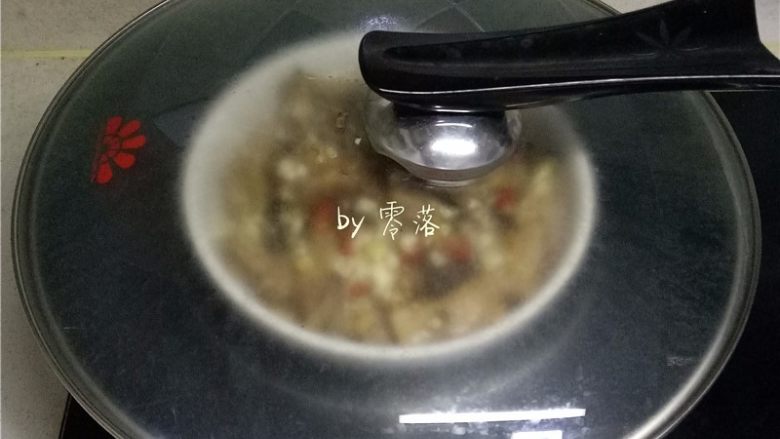蒜香腊排骨,将排骨放入蒸锅,大火烧开,转中火蒸30分钟;