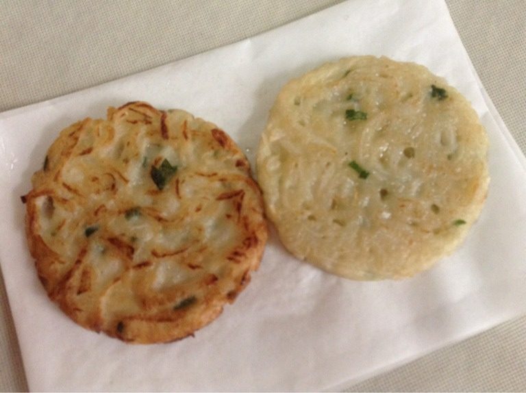 家庭版萝卜丝饼,半成品，当隔天早饭，煎至三五成熟，放在冰箱里，隔天早上再放锅里一煎，简单快捷。