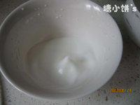 可可马卡龙,另外18G蛋清加8G<a style='color:red;display:inline-block;' href='/shicai/ 869'>白砂糖</a>打发至可以提起一个直立的小尖角