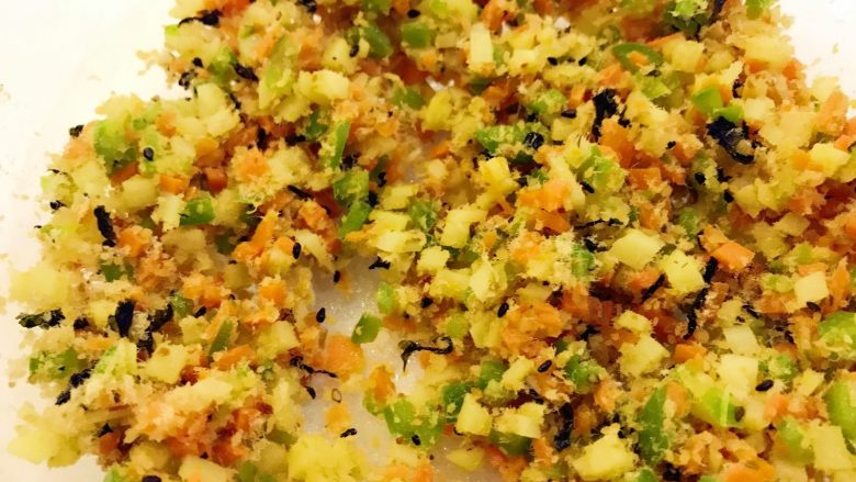 宝宝辅食:肉松五彩饭团-12M+ ,把步骤3中的食材盛出,加入肉松,用筷子或用勺子搅拌均匀。