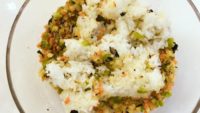 宝宝辅食:肉松五彩饭团-12M+ ,然后加入软米饭,用叉子搅拌均匀。