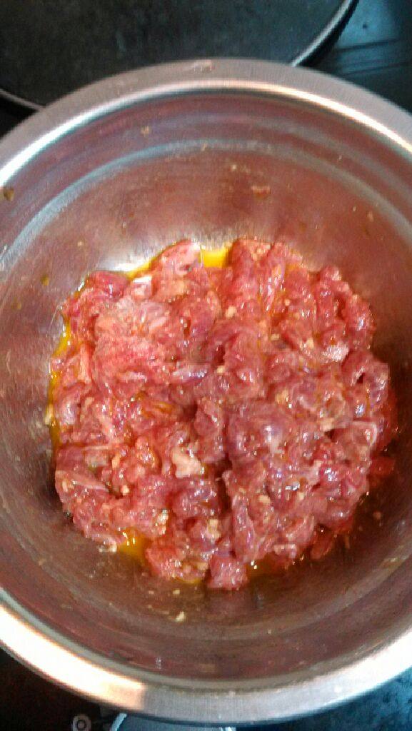 青椒牛肉,<a style='color:red;display:inline-block;' href='/shicai/ 216'>牛肉</a>切丝，加少许油，鸡精，盐，花椒，老姜末，蒜末，老抽，豆粉拌匀备用