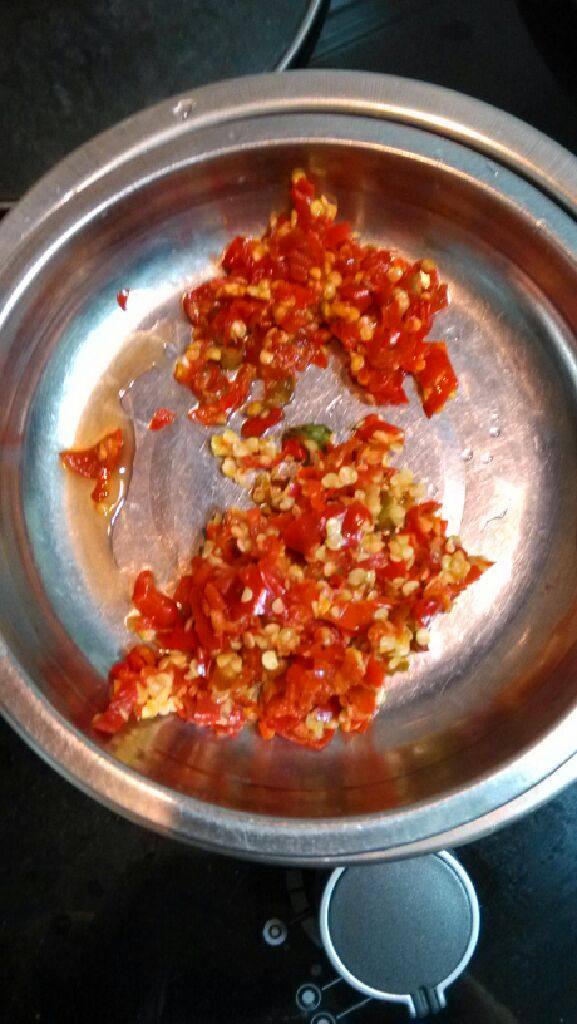 青椒牛肉,小米辣，泡椒切碎备用
