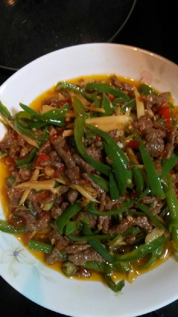 青椒牛肉,热锅热油，先入牛肉翻炒，再下小米辣，泡椒翻炒，加少量豆瓣，炒香，入青椒，嫩姜翻炒几下，出锅即可