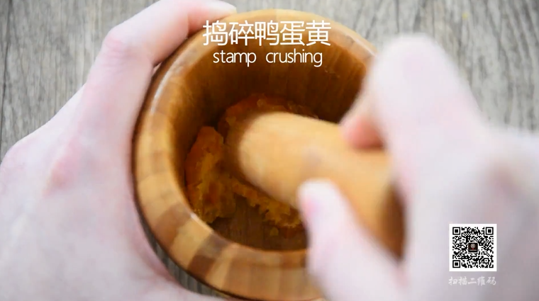 以“人民的名义”向你推荐,炒饭就要这样吃,捣碎鸭蛋黄