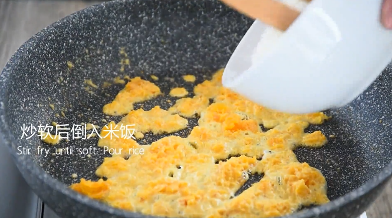 以“人民的名义”向你推荐,炒饭就要这样吃,热油锅倒入咸蛋黄,炒软后倒入米饭