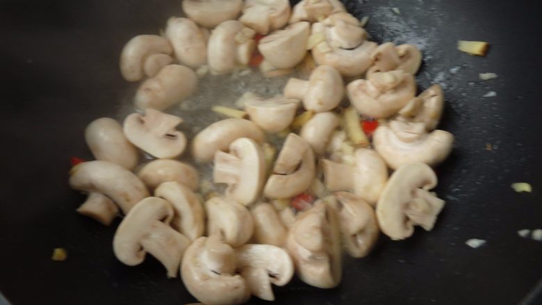 鲜菇浇带鱼,倒入水,煮沸